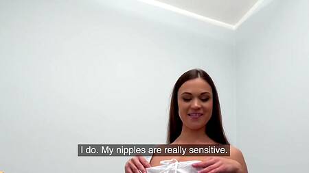 Телка намерена стать успешной, поэтому идет на порно кастинг