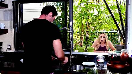 Милашка увидела как мужик переодевается и захотела секса