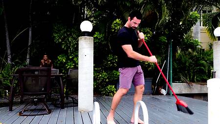 Милашка увидела как мужик переодевается и захотела секса