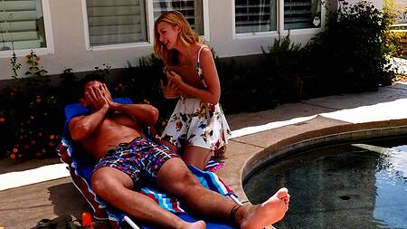 Худенькой блондинке нравится трахаться на столе