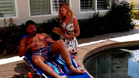 Худенькой блондинке нравится трахаться на столе