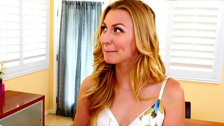 Худенькой блондинке нравится трахаться на столе