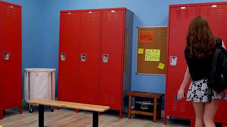 Студентка прячется в мужской раздевалке и трахается со спортсменом