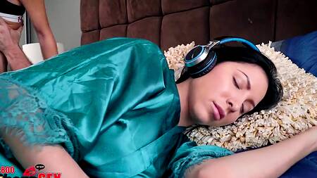 Мужик за спиной жены имеет в жопу миниатюрную потаскуху