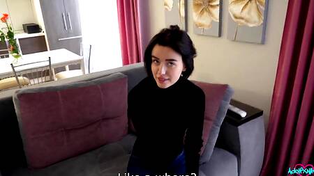 Накачал влагалище спермой оттраханной на диване русской красавице