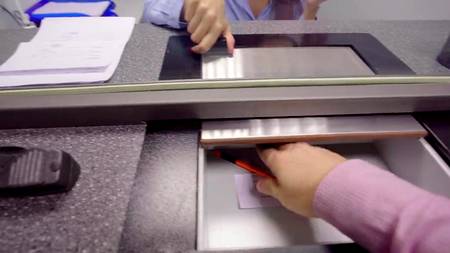 Сотрудница банка раздвинула ножки за деньги на рабочем месте