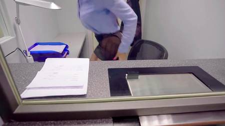 Сотрудница банка раздвинула ножки за деньги на рабочем месте