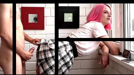 Пацан натягивает на балконе русскую телку с розовыми волосами