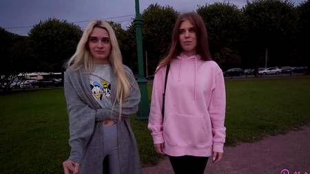 Потыкал палацем блондиночке в жопу перед долгим анальным сексом