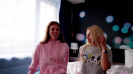 Потыкал палацем блондиночке в жопу перед долгим анальным сексом