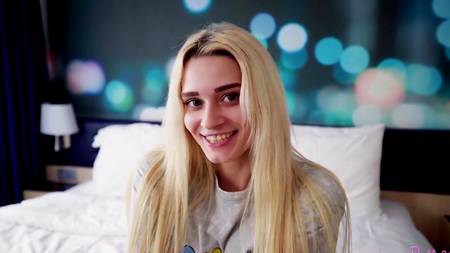 Потыкал палацем блондиночке в жопу перед долгим анальным сексом