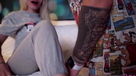 Потыкал палацем блондиночке в жопу перед долгим анальным сексом