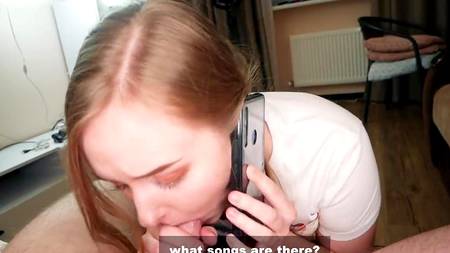 Пошлый отец отодрал дочурку в киску и мощно кончил ей на мордашку