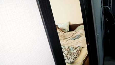 Пошлый отец отодрал дочурку в киску и мощно кончил ей на мордашку