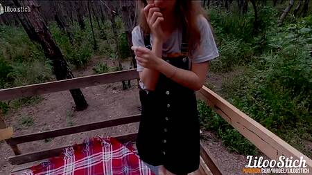 Русская парочка трахается на в лесу и получает от этого удовольствие