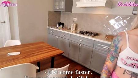 Молодые русские телки расплатились натурой с доставщиком пиццы