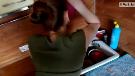 Русский пацан оприходовал маму на кухне и кончил ей в рот