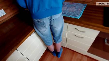 Русский пацан оприходовал маму на кухне и кончил ей в рот