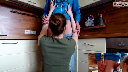 Русский пацан оприходовал маму на кухне и кончил ей в рот