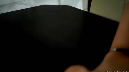 Красивая попка блондинки возбудила мужчину на жаркий секс