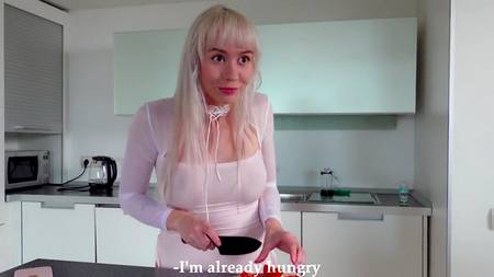 Пацан дрючит на кухне няшную блонду с классными натуральными сиськами