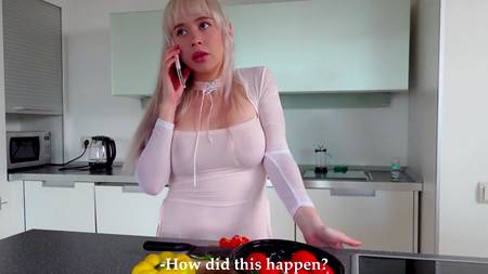 Пацан дрючит на кухне няшную блонду с классными натуральными сиськами