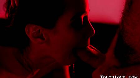 Зрелый мужик пялит в жопу чертовски классную сучку