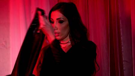 Красивая сучка наслаждается двойным проникновением больших болтов