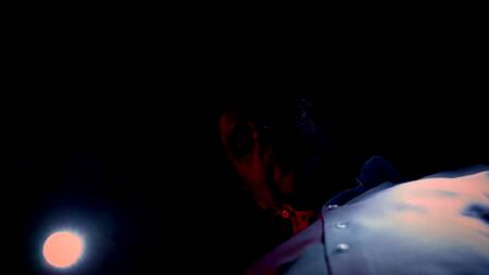 Красивая сучка наслаждается двойным проникновением больших болтов