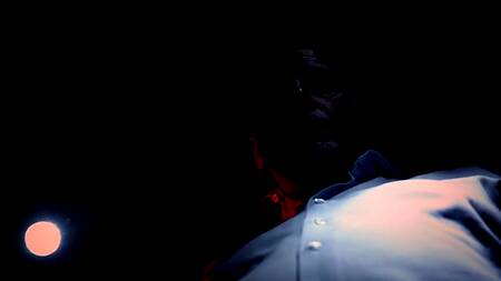 Красивая сучка наслаждается двойным проникновением больших болтов