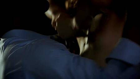 Белая девушка скачет верхом на большом члене негритоса