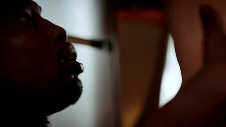 Белая девушка скачет верхом на большом члене негритоса