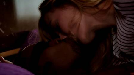 Белая девушка скачет верхом на большом члене негритоса