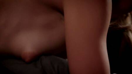 Белая девушка скачет верхом на большом члене негритоса