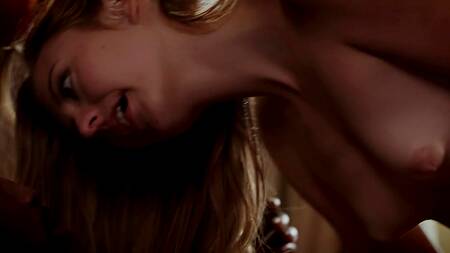 Белая девушка скачет верхом на большом члене негритоса