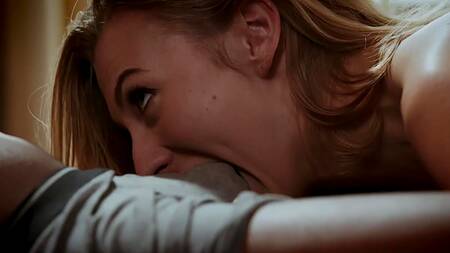 Белая девушка скачет верхом на большом члене негритоса