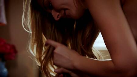 Белая девушка скачет верхом на большом члене негритоса