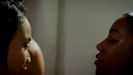 Жаркий межрасовый секс втроем с азиаткой и негритянкой