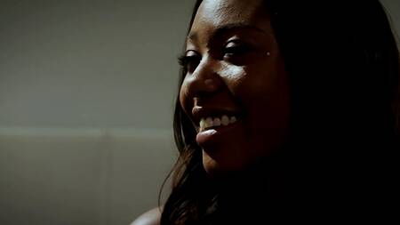 Жаркий межрасовый секс втроем с азиаткой и негритянкой