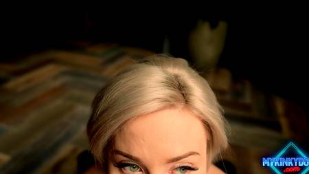 Отшлепал и трахнул в ротик няшную блондинку с короткой стрижкой