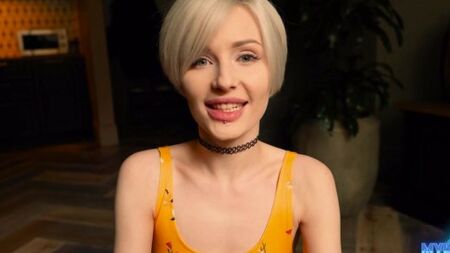 Отшлепал и трахнул в ротик няшную блондинку с короткой стрижкой