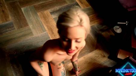 Отшлепал и трахнул в ротик няшную блондинку с короткой стрижкой