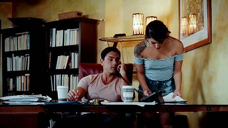 Красивое порно на работе с обворожительной новой сотрудницей