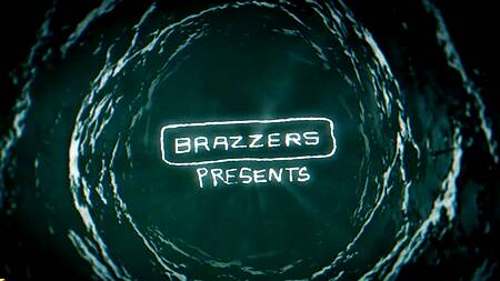 Ужастик превратился в порно, милфа вылезла с телика и захотела член