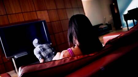 Ужастик превратился в порно, милфа вылезла с телика и захотела член