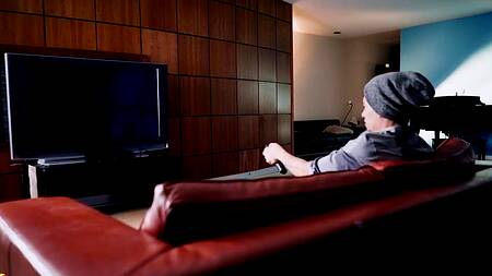 Ужастик превратился в порно, милфа вылезла с телика и захотела член