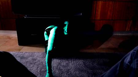 Ужастик превратился в порно, милфа вылезла с телика и захотела член