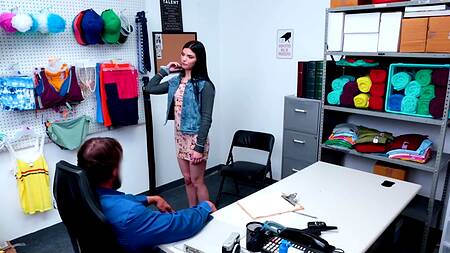 После ебли с охранником воровка не прекратит воровать