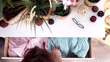 Видит как худышка засовывает руку в трусики и предлагает ей секс