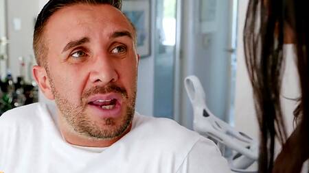 Больной мужик быстро лечится, трахая медсестру